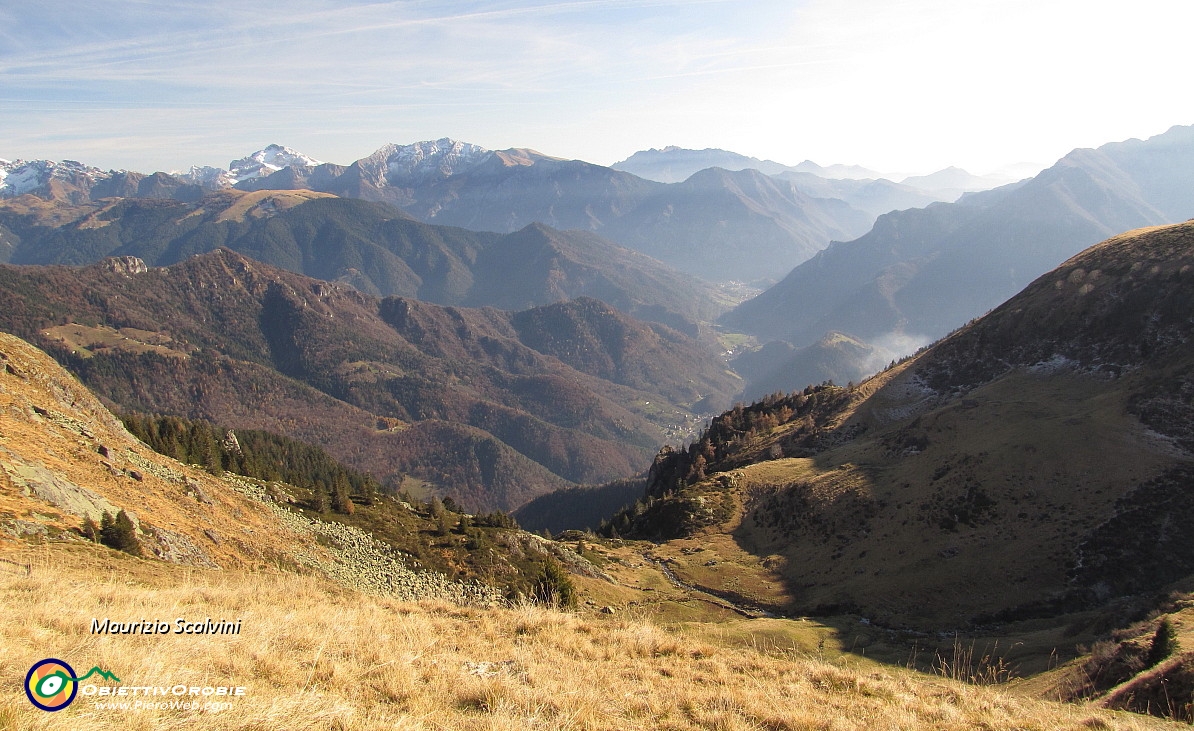 30 Dal tornantino, la Valle di Averara e oltre....JPG